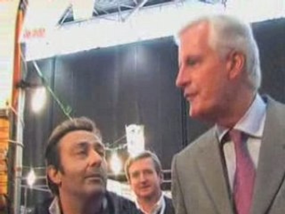 Des militants de Greenpeace interpellent Michel Barnier