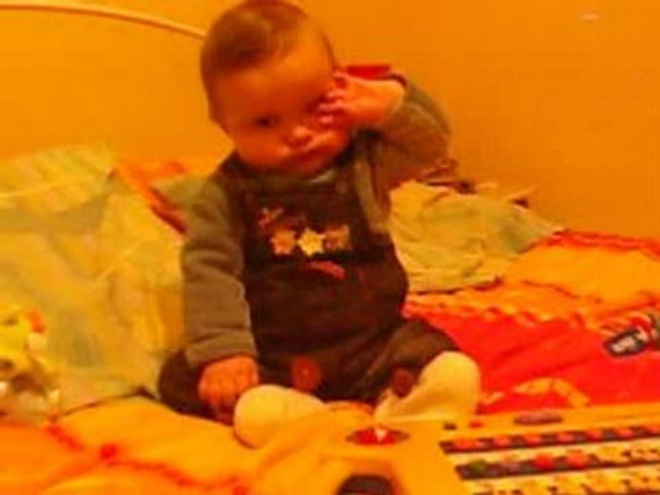 Alexis danse et chante