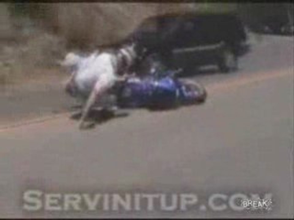 Un motard se fait accroché par une voiture.