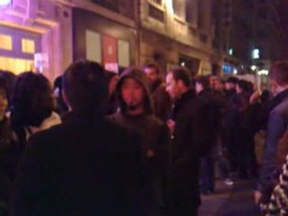 Ambiance avant le résultat au Harry’s Bar, à Paris (US08)