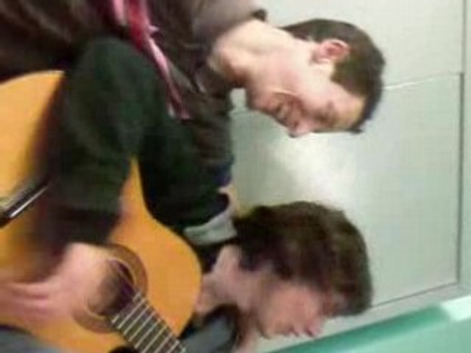 ALEXIS A LA GUITARE