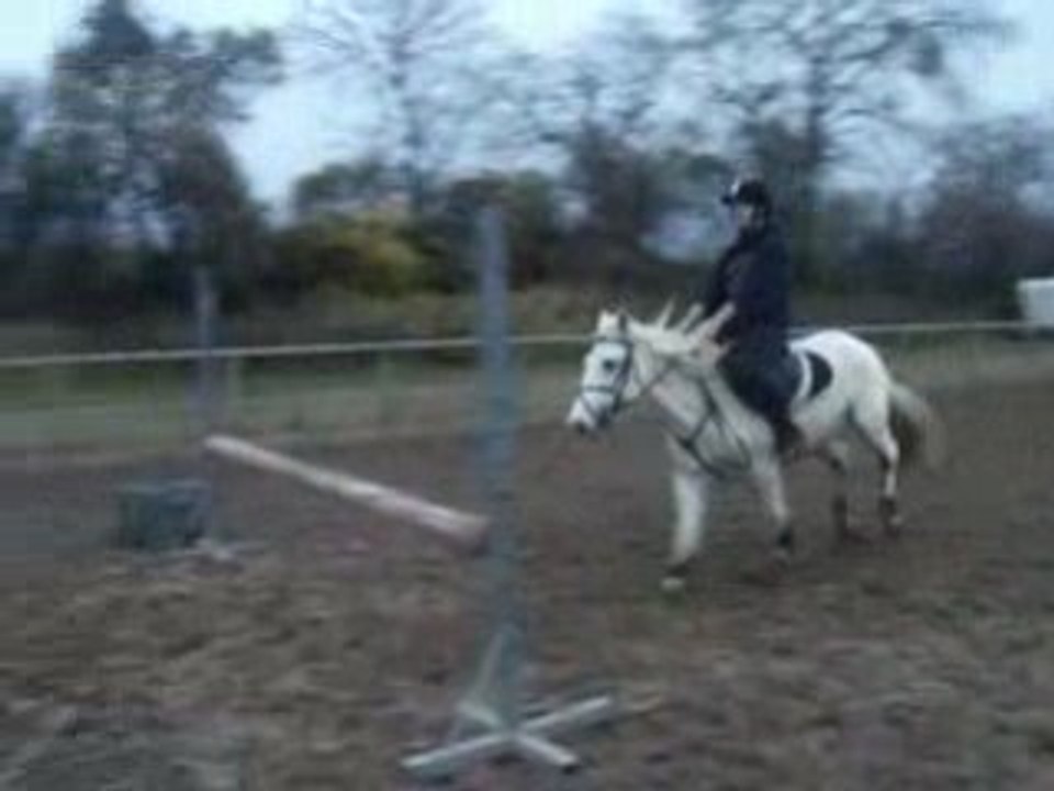 SAUT AVEC FICELLE.