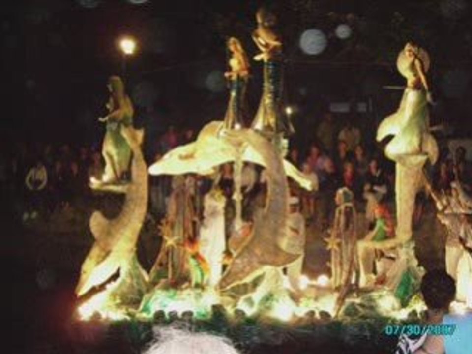 corso fleuri de l' isles sur la sorgues de nuit ..