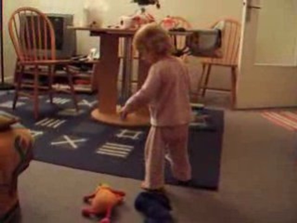 Célia en folie... danse et rigole