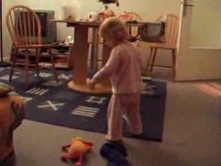 Célia en folie... danse et rigole