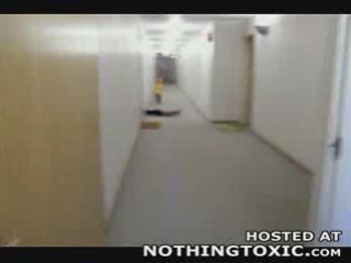 K.O dans le couloir trop marant !