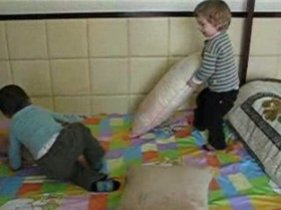 Bataille de coussins entre Theo et Pipi