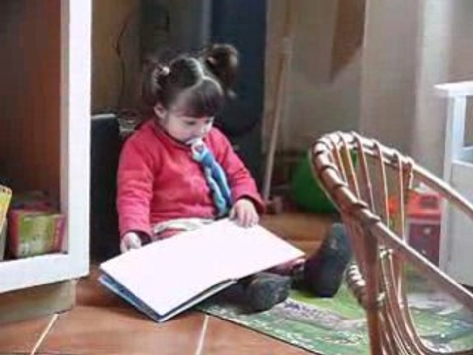 enza qui lit un livre