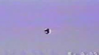 Un ovni en sustentation au dessus de l'eau - 9 mai 1993
