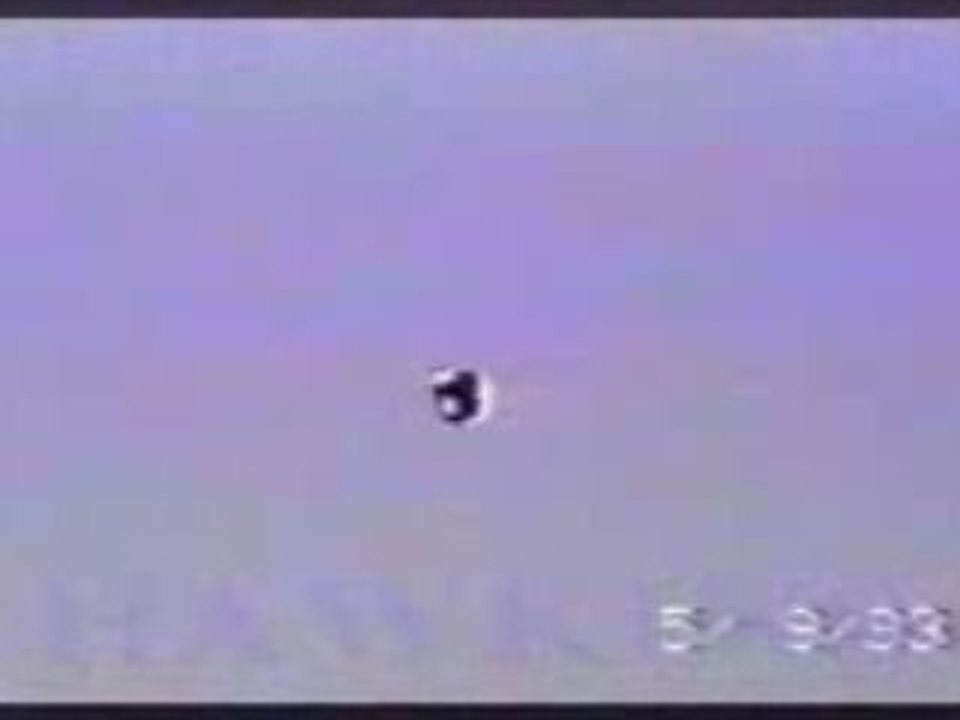Un ovni en sustentation au dessus de l'eau - 9 mai 1993