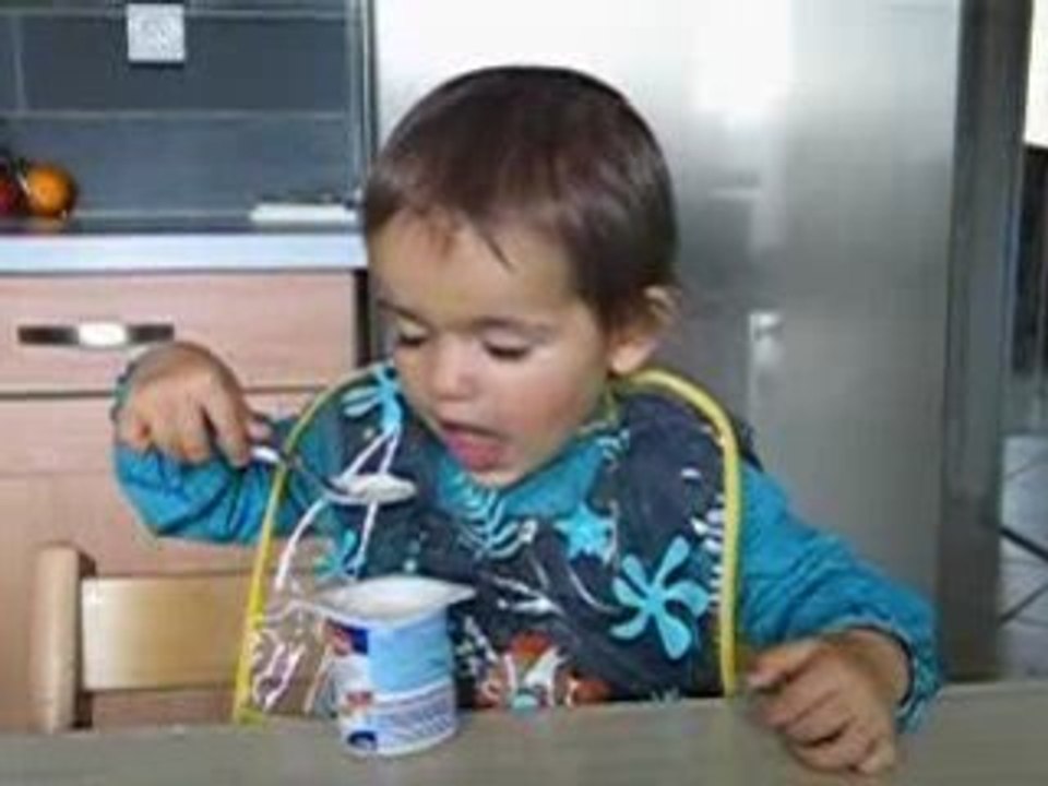 Emma mange un yahourt