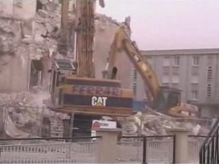 Caterpillar 365B UHD Démolition HLM R+8