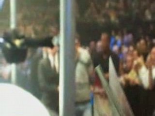 Un fan monte sur le ring de smackdown à NICE