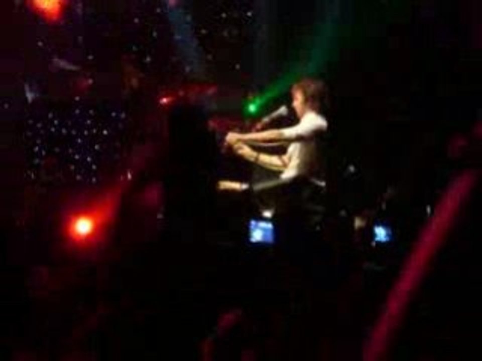 James sur le piano sur 1973