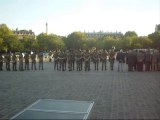 Cérémonie militaire à l'Arc de triomphe