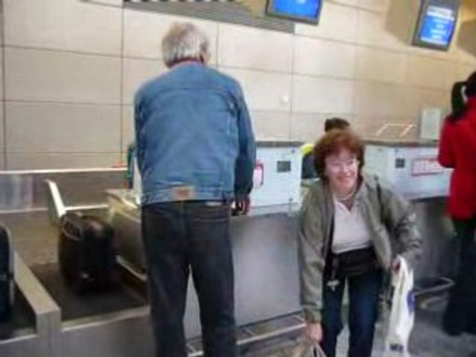 V48- Mimi et Winnie enregistrent leurs bagages