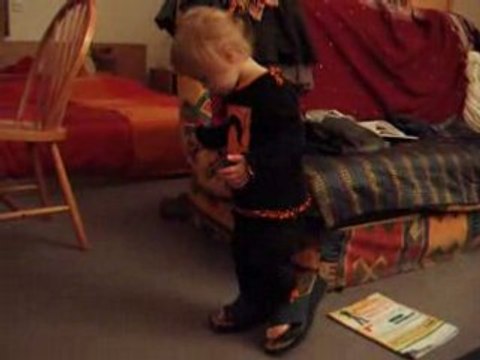 Célia marche avec les chaussures de maman