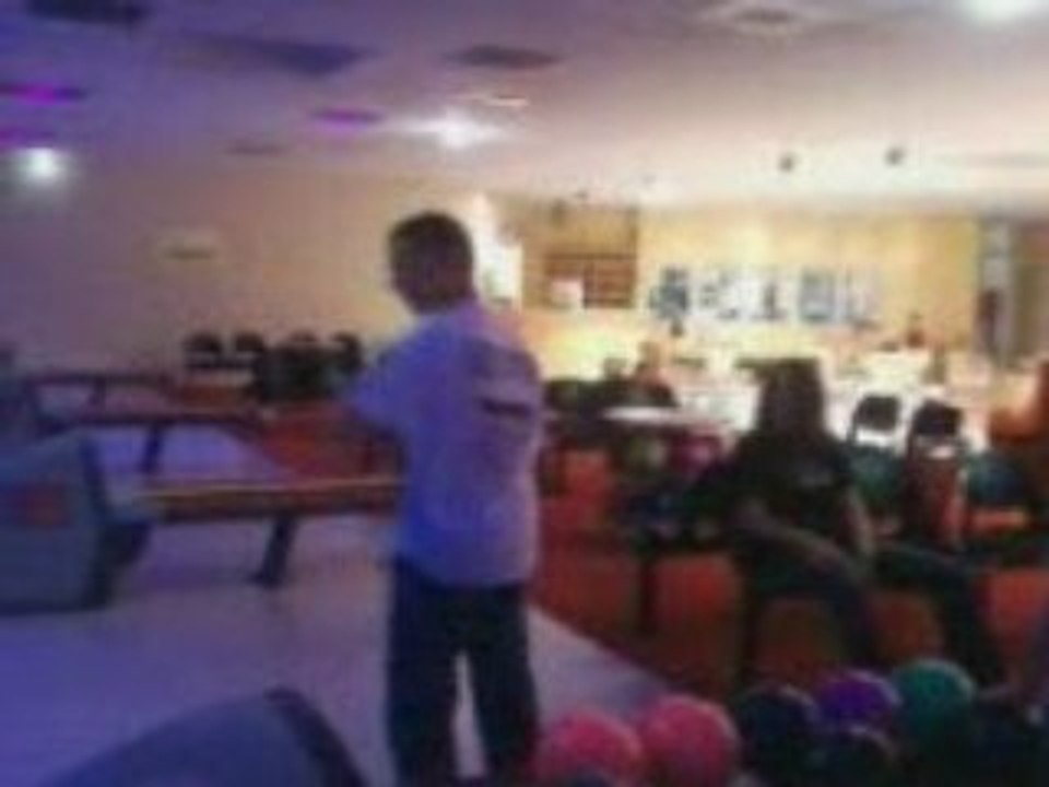 Destok fait du bowling.