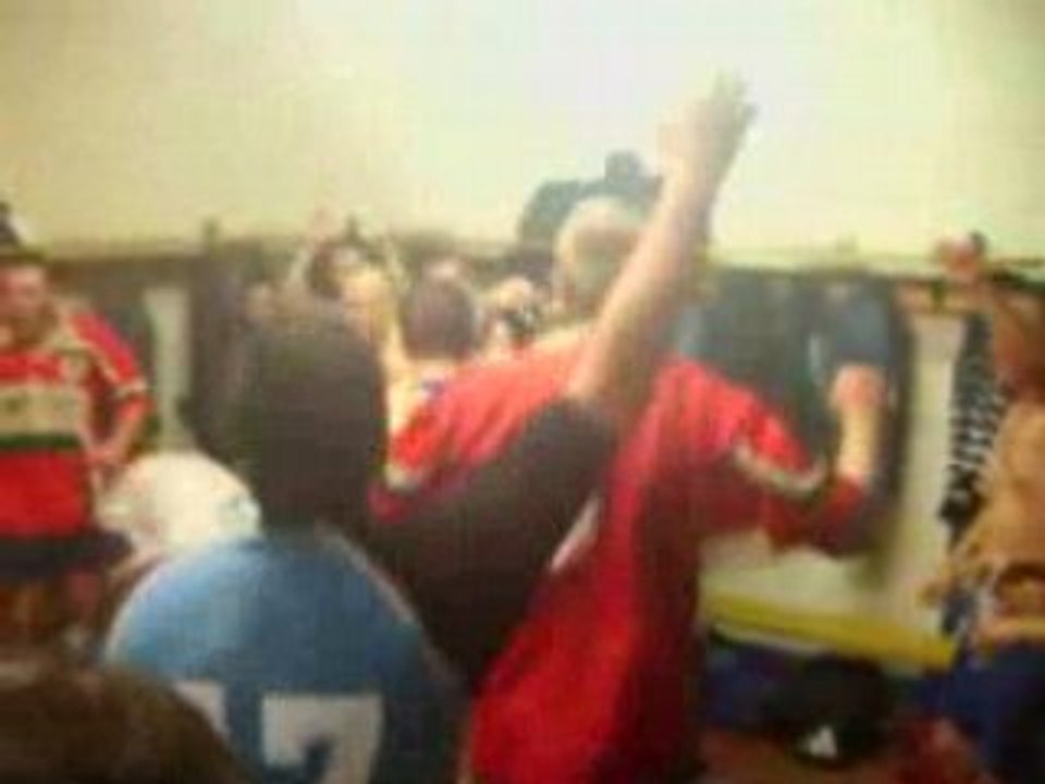 Les joueurs de Vendôme chantent après le match