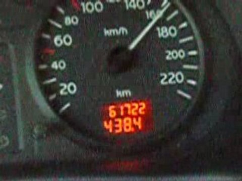 Vitesse en voiture sous un beau coucher de soleil