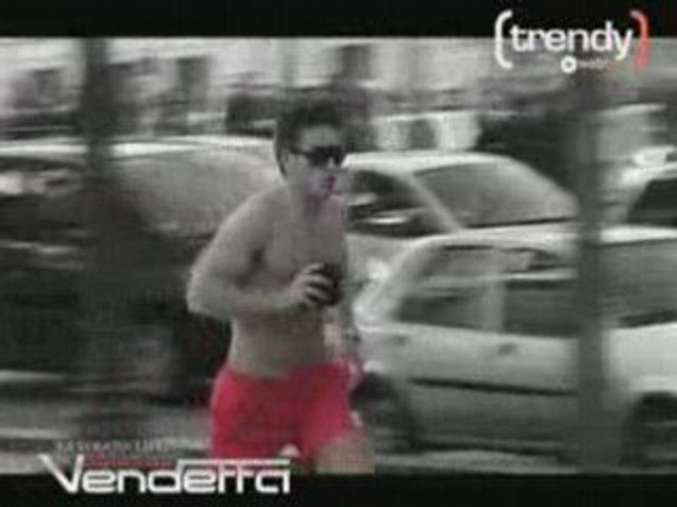 Mickaël Vendetta footing sexy sur les Champs Elysées !