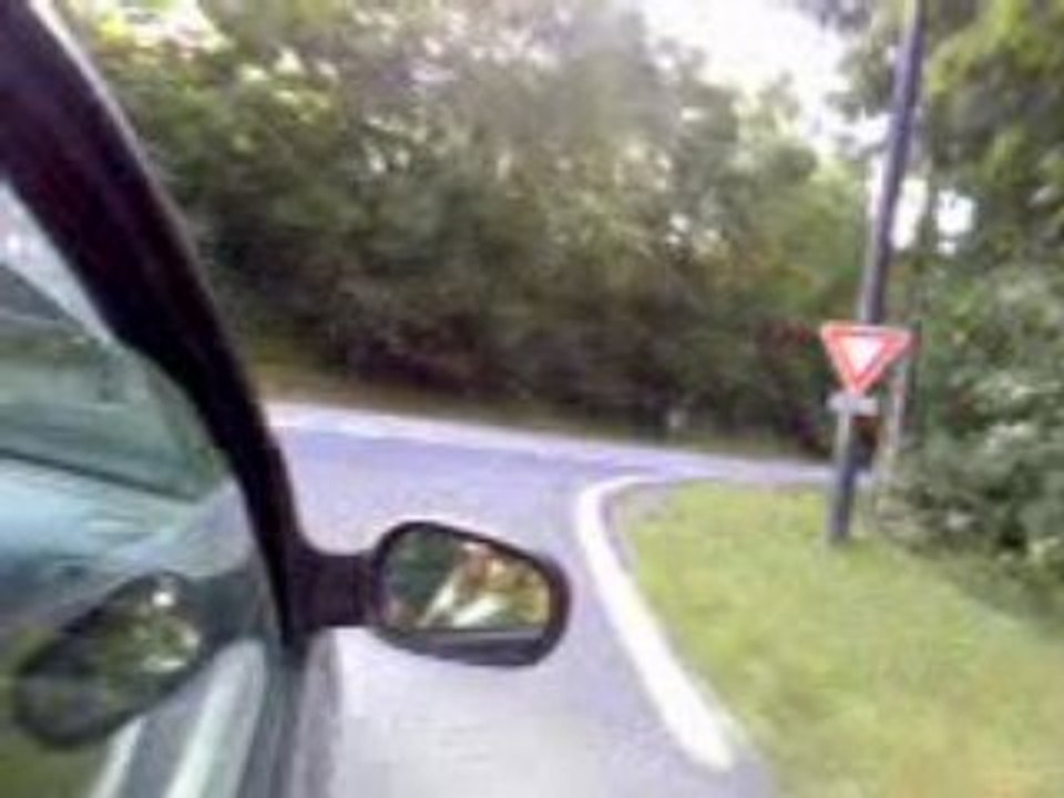 Trajet en voiture et moto trop rapide, course poursuite