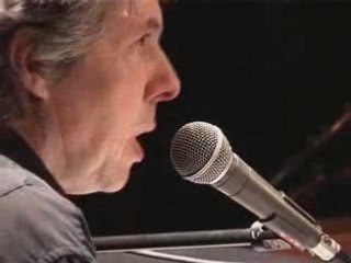 Femme au parapluie bleu