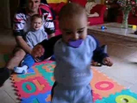 PREMIERS PAS DE NOHAN suite 2