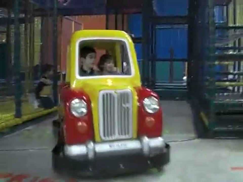 Gwendal et amauryne dans un taxi jaune