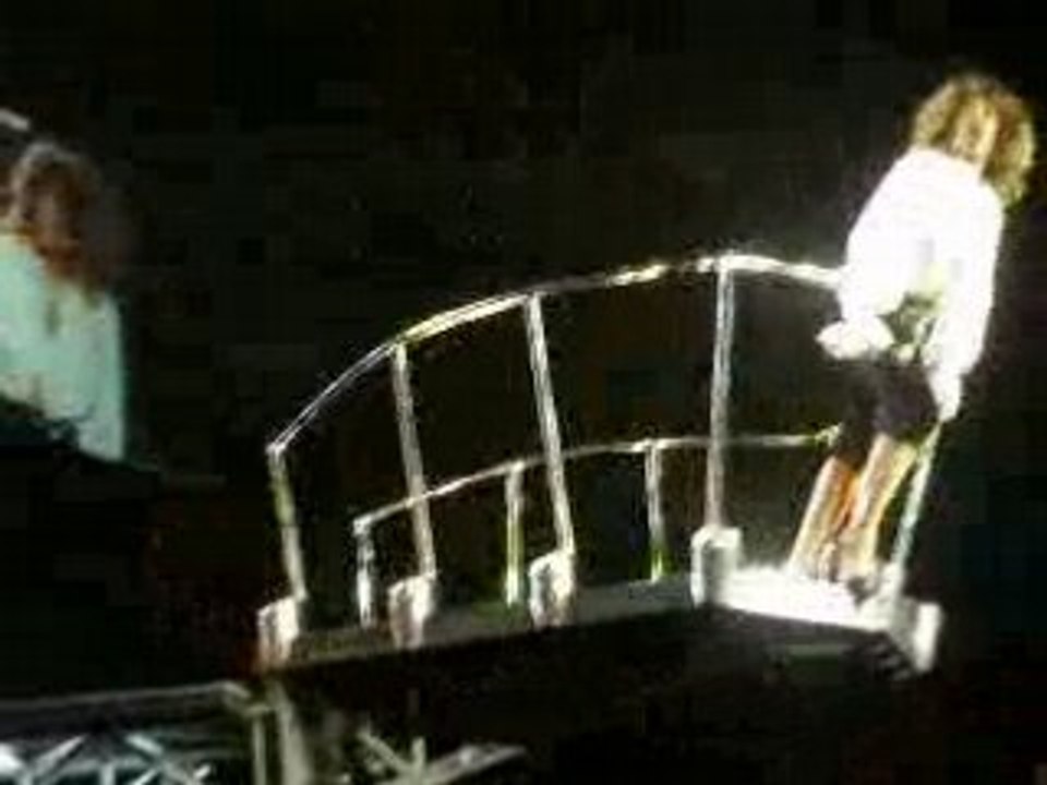 Tina Turner - Nutbush City Limts - Flying across crowd