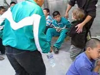 Théo joue aux billes à Pékin