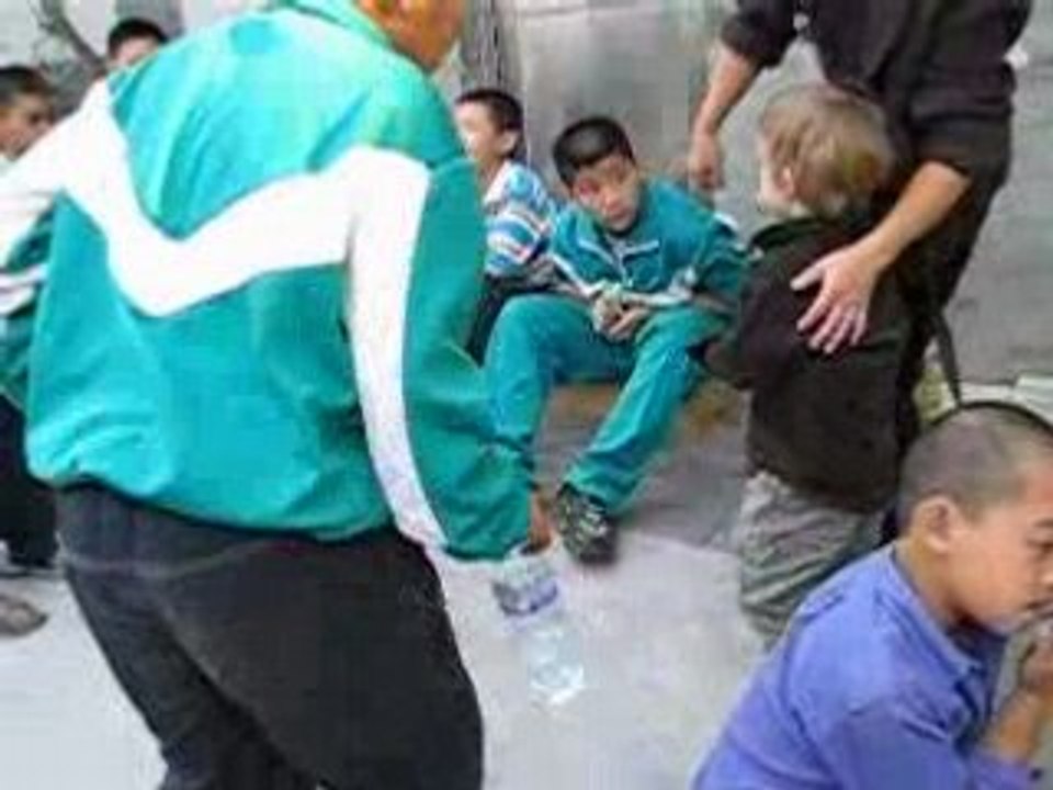 Théo joue aux billes à Pékin