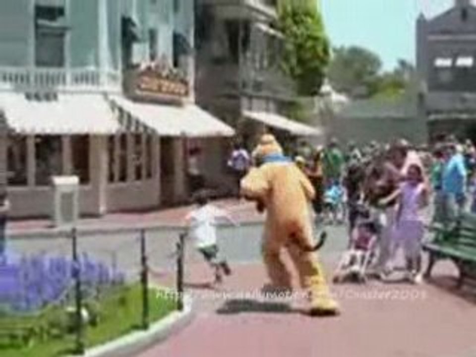 Pluto frappe un enfant à Disneyland !!!