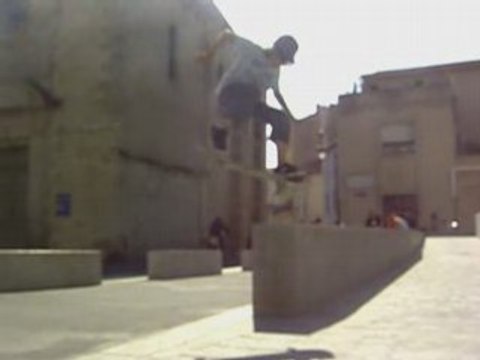 Simon - Ollie Late Frontside Shove-it