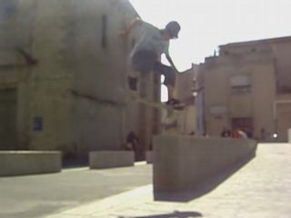 Simon - Ollie Late Frontside Shove-it