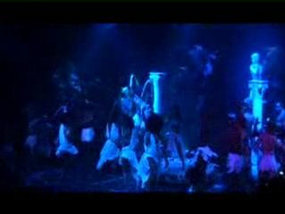 Geri HALLIWELL GAY LIVE It's Raining Men