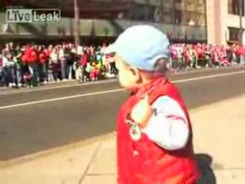 un bébé controle la foule - tres drole