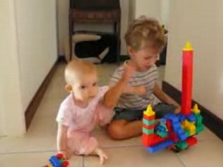 Camille et raphael  jouent aux legos