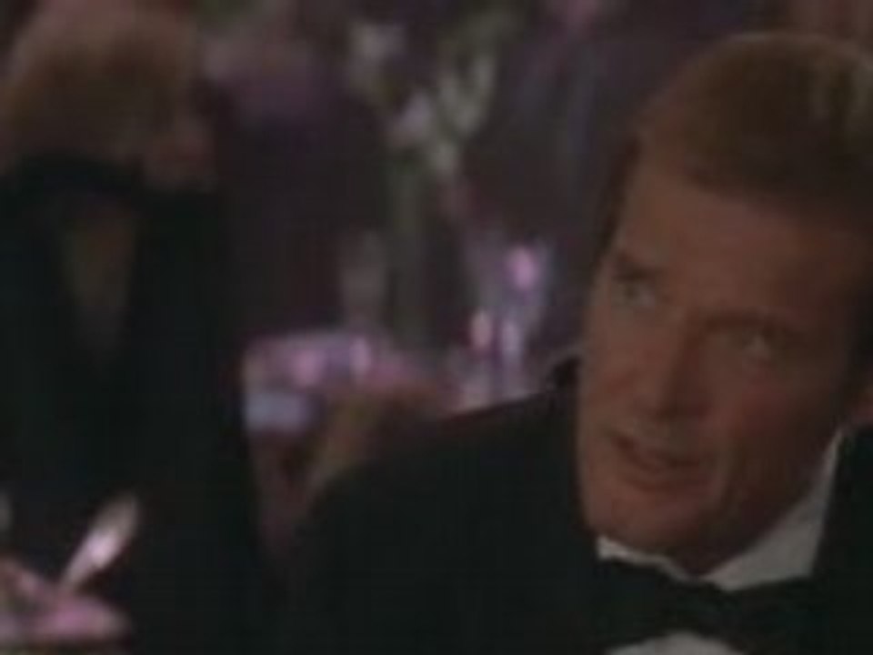 James Bond vs Cindy Sander  [Détournement]
