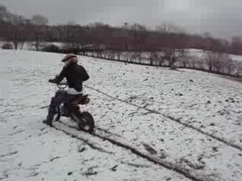 burn dans la neige en dirt bike