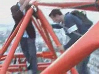 Tractions dans le vide en haut d'une grue