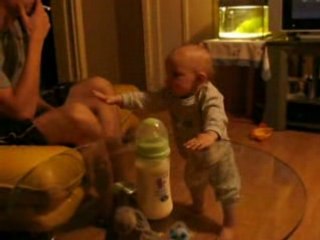 theo marche en se tenant