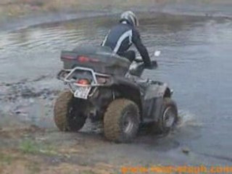 Un atv traverse l'eau