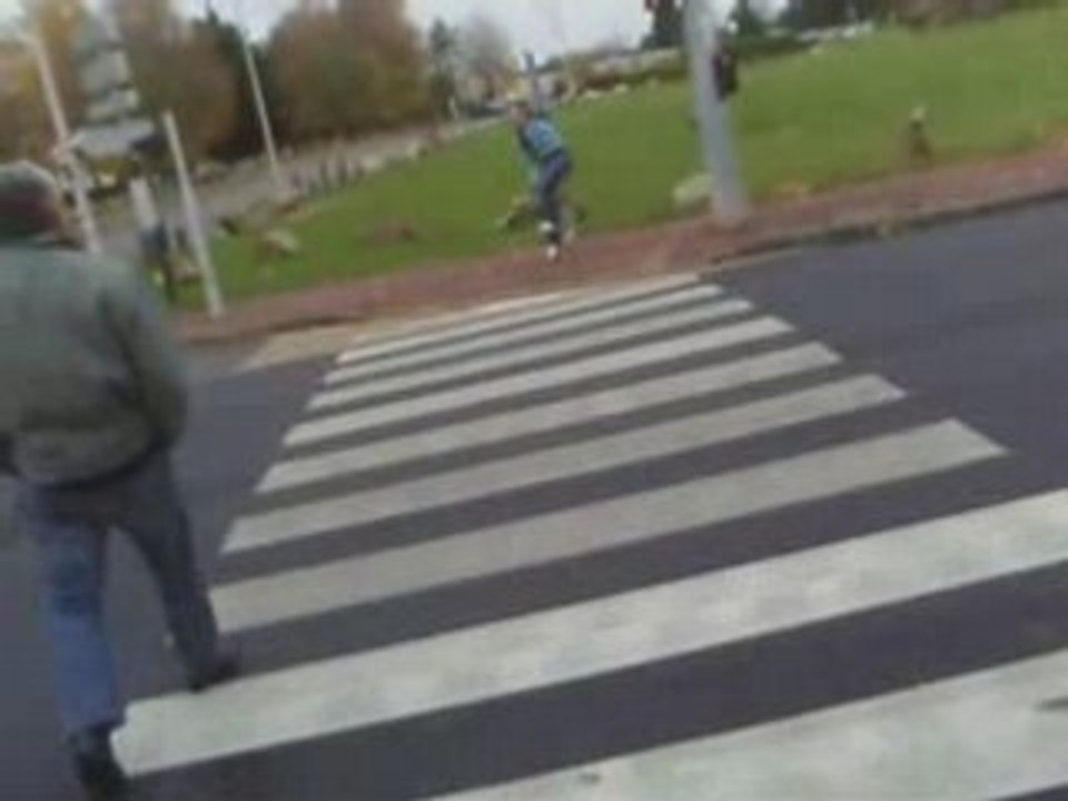 Mini n'importe qui sur un pasage piéton