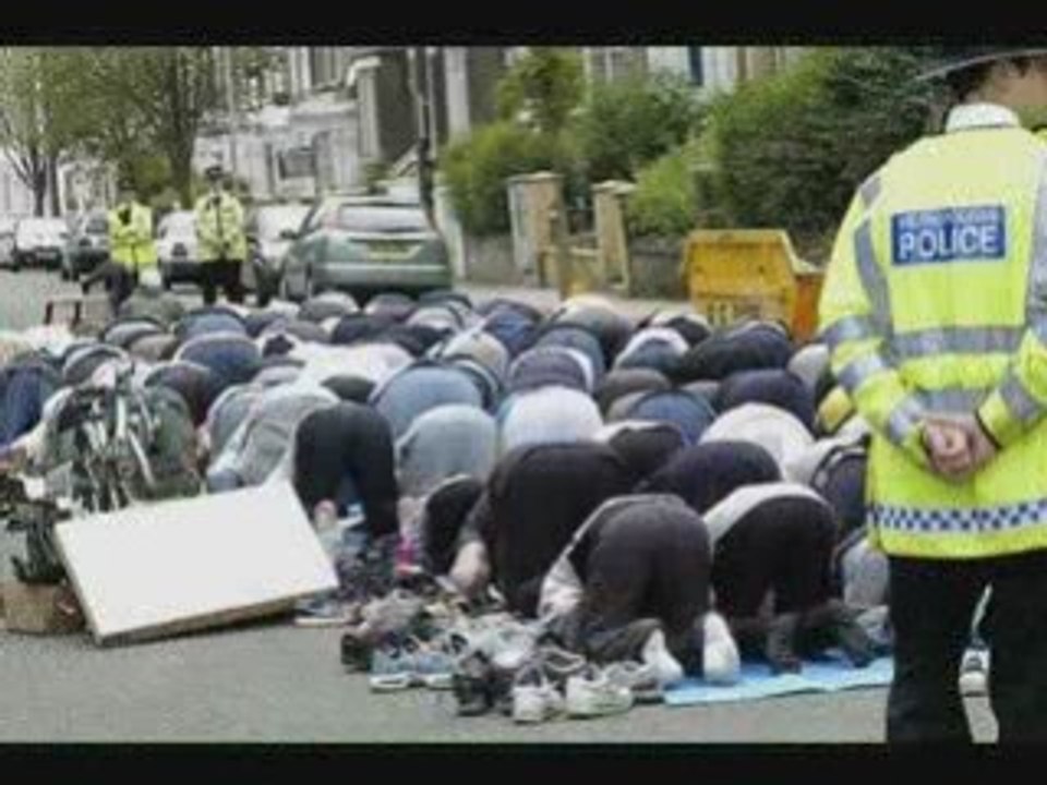 kıyamet var kıyam et rükuya eğil secdeye var namaz kıl