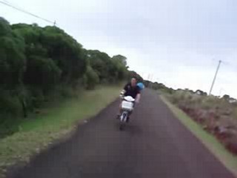 avec mon bolide qui roule plus vite que jo