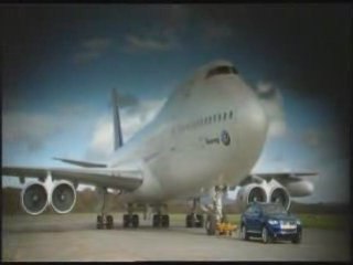 Un vw Touareg tire un boing 747 de 155 tonnes