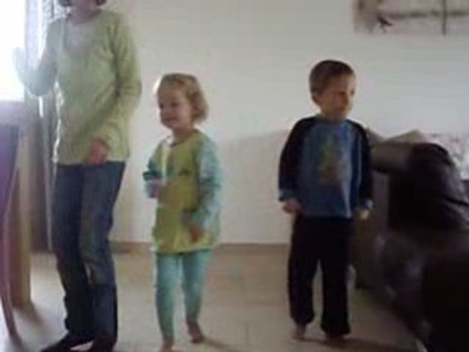 Baptiste chloé & charline dansent