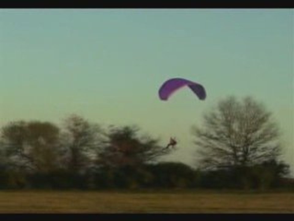 Paramoteur au-dessus de chez moi avec mais amis