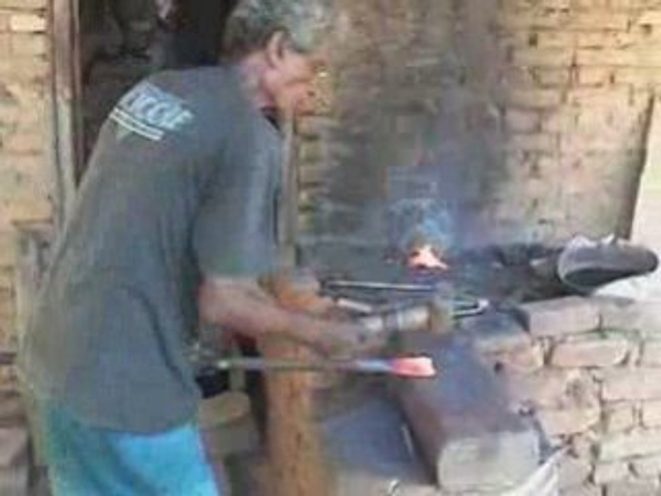 Sri Lanka: Roadside Blacksmith2e1m640